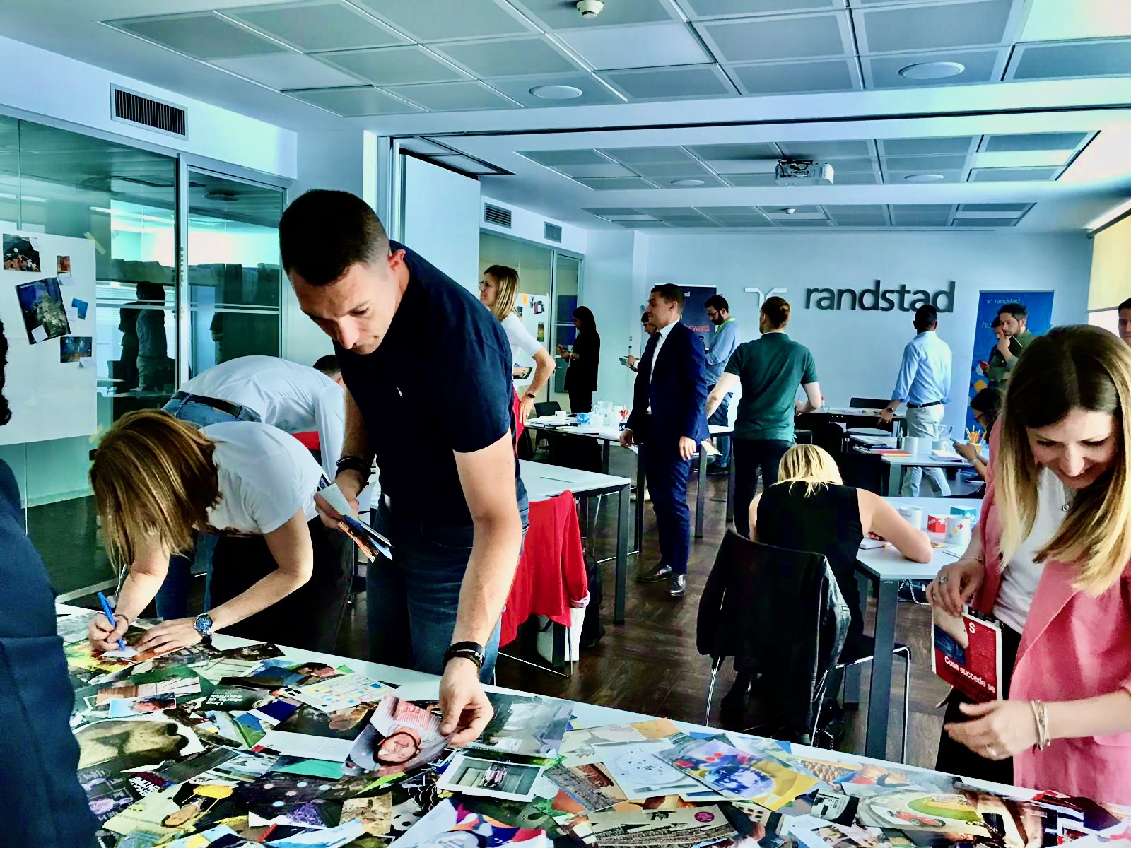 Workshop Randstad - Partecipanti al lavoro con visual thinking e materiali sul tavolo